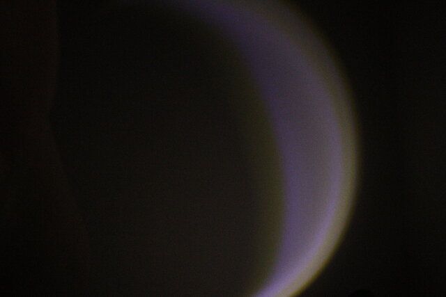 ダイソーの三日月ライトは間接照明にぴったり