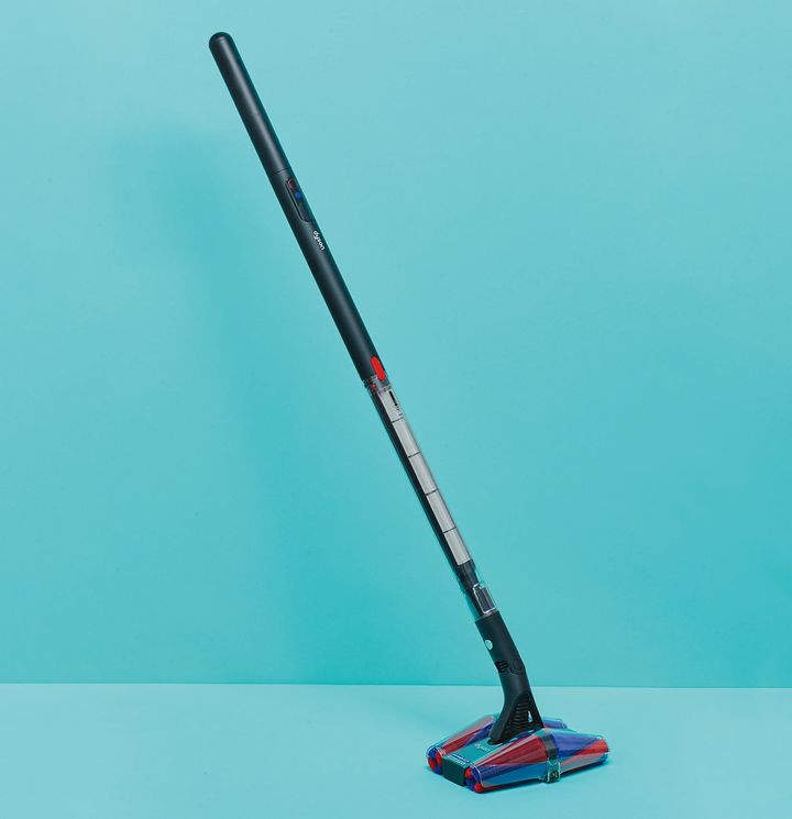 隙間の掃除もスムーズ！ スリムなコードレス掃除機