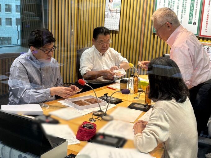 高市早苗新総裁就任を祝う「号外！瓦版煎餅」を試食する出演者たち