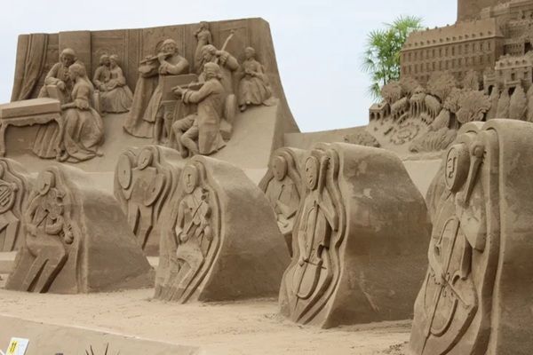 【福岡県芦屋町】28の砂像が登場する「あしや砂像展2025 ～時空を超えて～ 恐竜」開催！AR撮影体験も