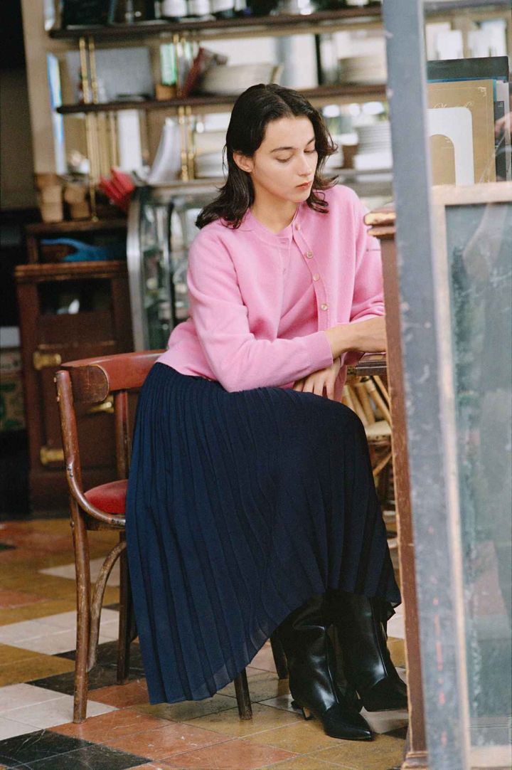 画像: ウールカシミヤ ブレンドカーディガン￥27,500・ウールカシミヤブレンド 5分袖ニットプルオーバー￥19,800 www.junonline.jp