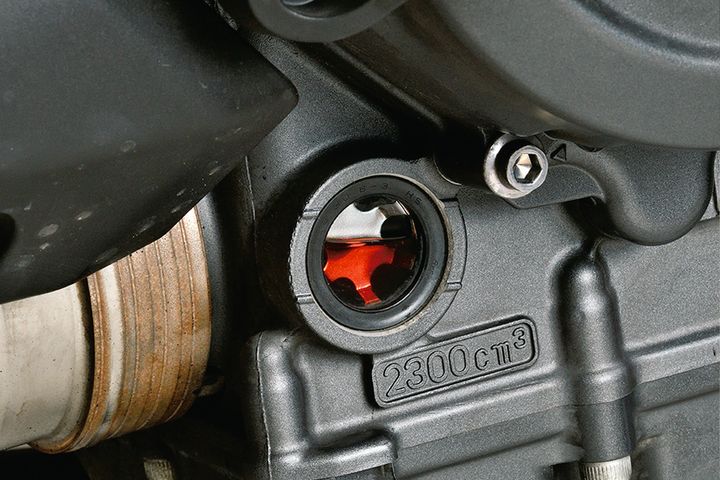 【今さら聞けない！】エンジンオイルの交換手順