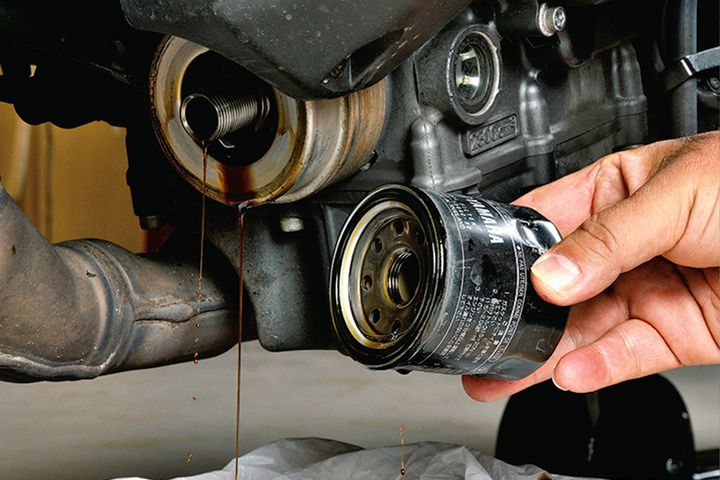 【今さら聞けない！】エンジンオイルの交換手順