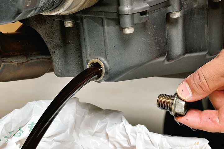 【今さら聞けない！】エンジンオイルの交換手順