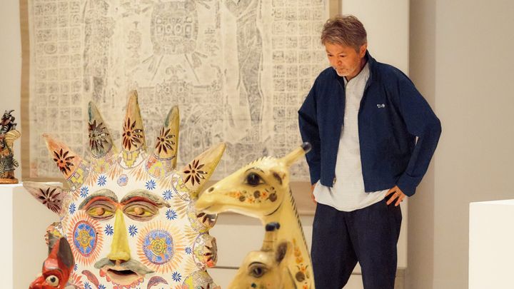 作品を見つめる郷古隆洋