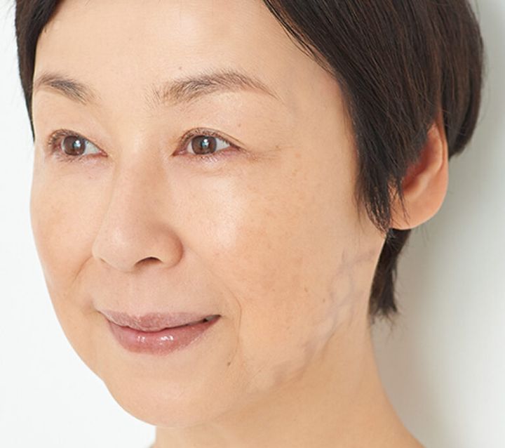 正面から見たときに交差した横線が見えないくらいの位置に入れるのがコツ。