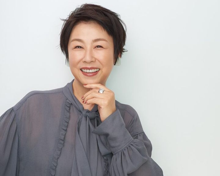 ブラウス¥46,200／デザインワークス（デザインワークス 六本木ヒルズ店）、イヤリング¥9,350、リング¥13,200／ともにアビステ