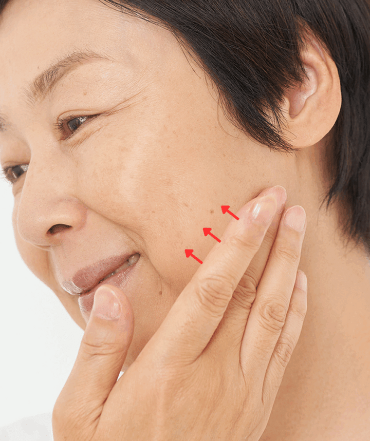 【4】指全体を使って下から上になじませる