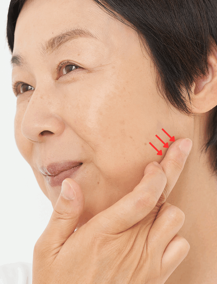 【3】中指の第二関節までを使い上から下に線をなじませる