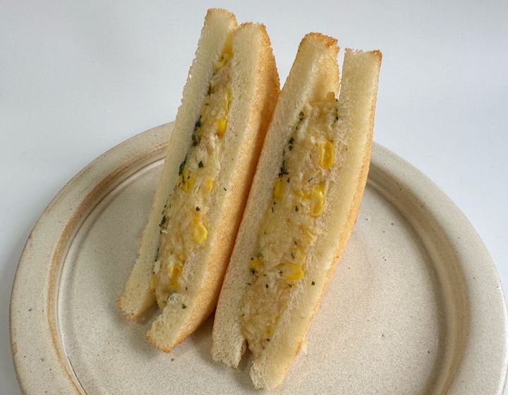 続いてご紹介するのは、コーンポタージュの濃厚な味わいが楽しめるというサンドイッチ「コンポタ染みっ染みサンド」