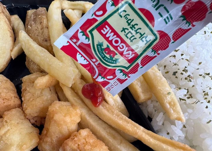 添えてあるケチャップをつけながら食べるのがおすすめ