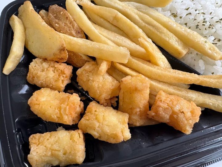 ポテト3種にパセリがかかったごはんのみという潔い構成。ポテトは、小さめのハッシュドポテト、細めのフライドポテト、皮付きウェッジカットのフライドポテトの3種が入っています