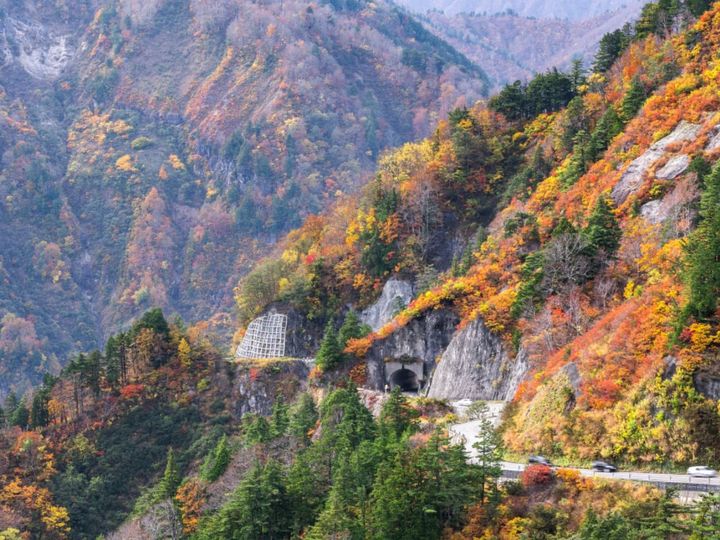 All About ニュース編集部が全国250人を対象に実施した「紅葉スポット」に関するアンケートの調査結果から、「好き＆行ってみたい石川県の紅葉スポット」ランキングを発表！ 2位「白山白川郷ホワイトロード（白山展望台）」を抑えた1位は？