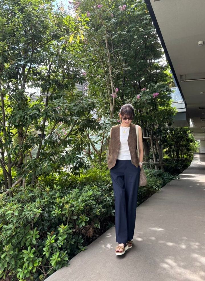tops、pants : UNIQLO、sandal : ara