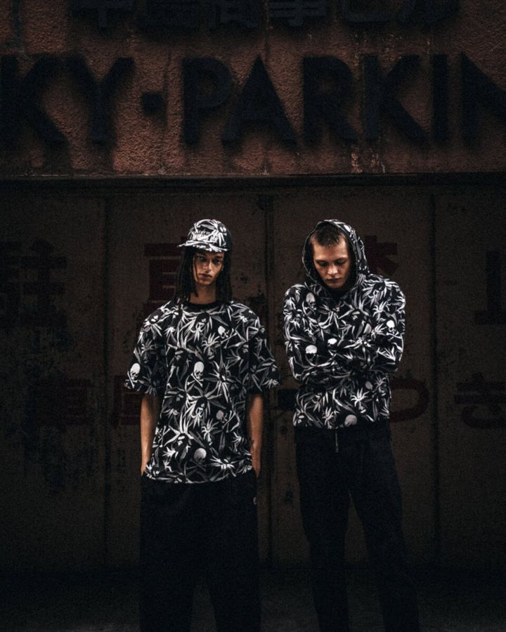 今回で17回目となる本コレクションでは、Tシャツ、フルジップフーディ、クルーネックスウェット、デニムショーツ、メッシュキャップ、ソックスの全6型をラインアップ。前回のコラボレーションに続き、両者のシグネチャーを融合した“BAPE CAMO”の新解釈「TROPICAL SKULL CAMO」がコレクションの中核を成している。