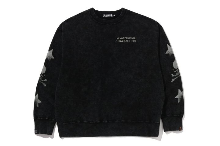 一方、クルーネックスウェットとデニムショーツは、ユーズド加工による独特の風合いが魅力。クルーネックスウェットは両袖にSTAとSKULLのモチーフをプリントし、あえてかすれた質感でヴィンテージ感を演出。