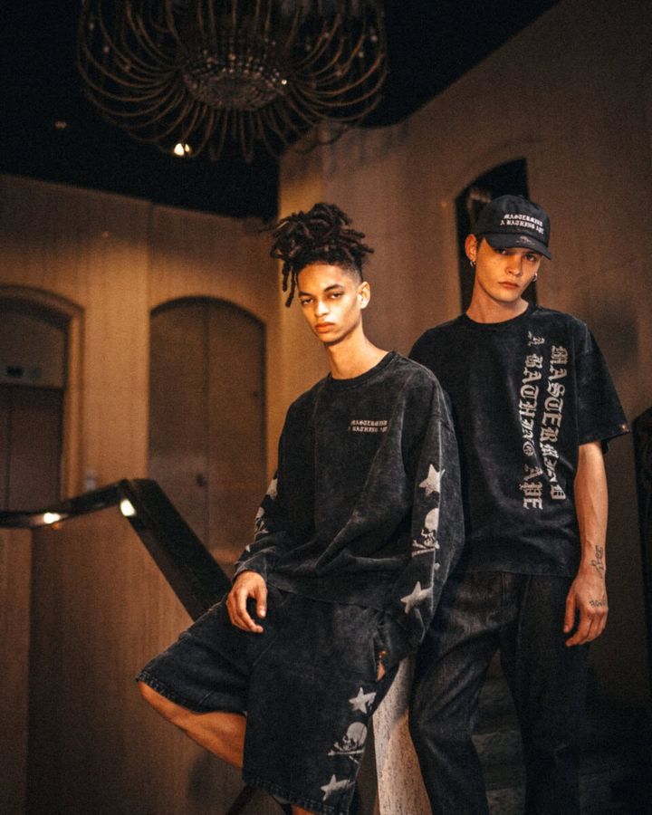 BAPE®が掲げるブランドステートメント「Fearless Expression（恐れない自己表現）」は、自分らしさを妥協なく貫く精神を象徴する。本コレクションでは、その姿勢を受け継ぎつつ、mastermind JAPANとの長年の絆が新たな形で結実。