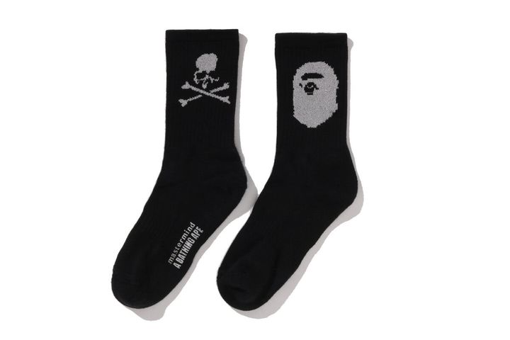 ブラックソックスにはクロスボーンスカルとAPE HEADを左右対称に配置。さりげないアクセントとしてスタイリングを引き締めている。