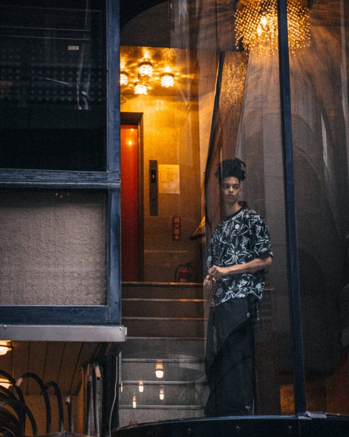 「TROPICAL SKULL CAMO」は、BAPE®を象徴するAPE HEADとmastermind JAPANのクロスボーンスカルをボタニカルモチーフとともに配置した新柄。アーバンな中にエキゾチックなムードを帯び、アイコニックでありながらもリゾートの軽やかさを感じさせるグラフィックだ。