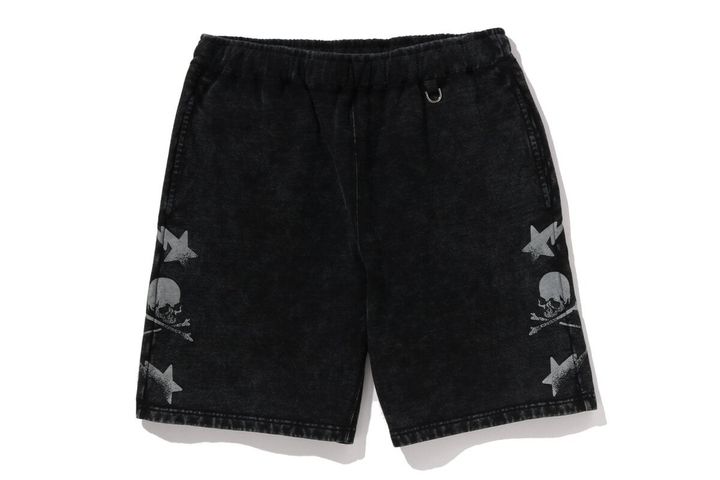 デニムショーツは、ウエストにゴムとDカンを備え、ストリートらしい機能性と抜け感を両立した。