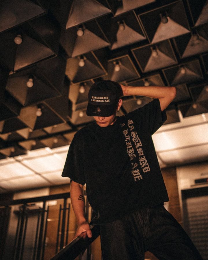 BAPE®の2025年秋冬シーズンテーマ「Connect with the People（人とつながる）」のもと、互いの哲学とクラフトが交わる一着一着が、人と人をつなぐ“共鳴”として存在する。mastermind A BATHING APE® 17THは、BAPEXCLUSIVE 青山にて2025年10月19日（日）より発売する。