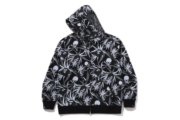 Tシャツとフルジップフーディでは、この「TROPICAL SKULL CAMO」を総柄で採用。Tシャツにはコラボレーションの証となるレザーストラップが左裾にあしらわれ、フーディのフードにはクロスボーンスカルのプリントを施している。