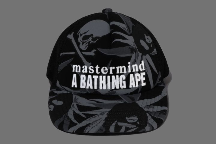 メッシュキャップは、フロントに“mastermind A BATHING APE®”のロゴをプリントし、両ブランドの存在感を際立たせる。