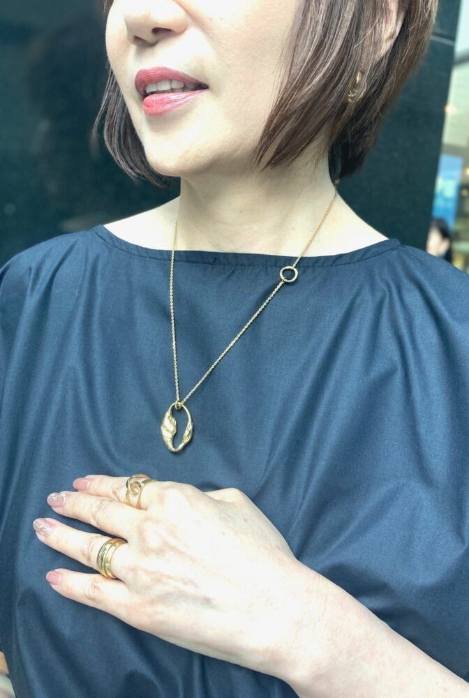 アクセサリーはTiffany 、POLENE