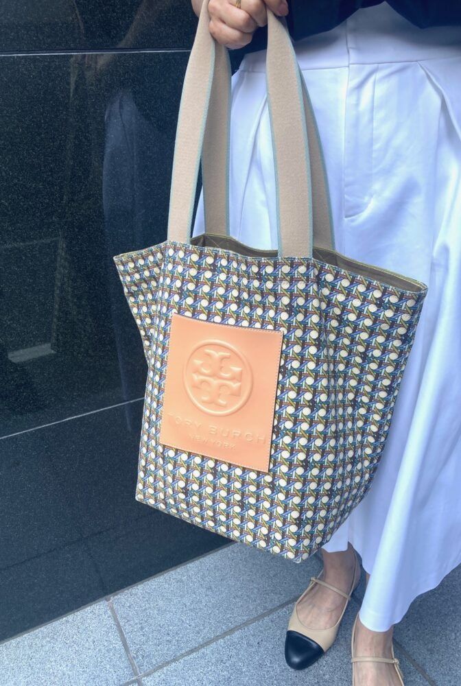 バッグはTORY BURCH