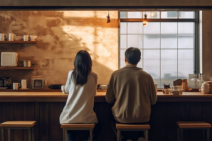 微妙な距離感、恋人になれる……？ ※画像はイメージです