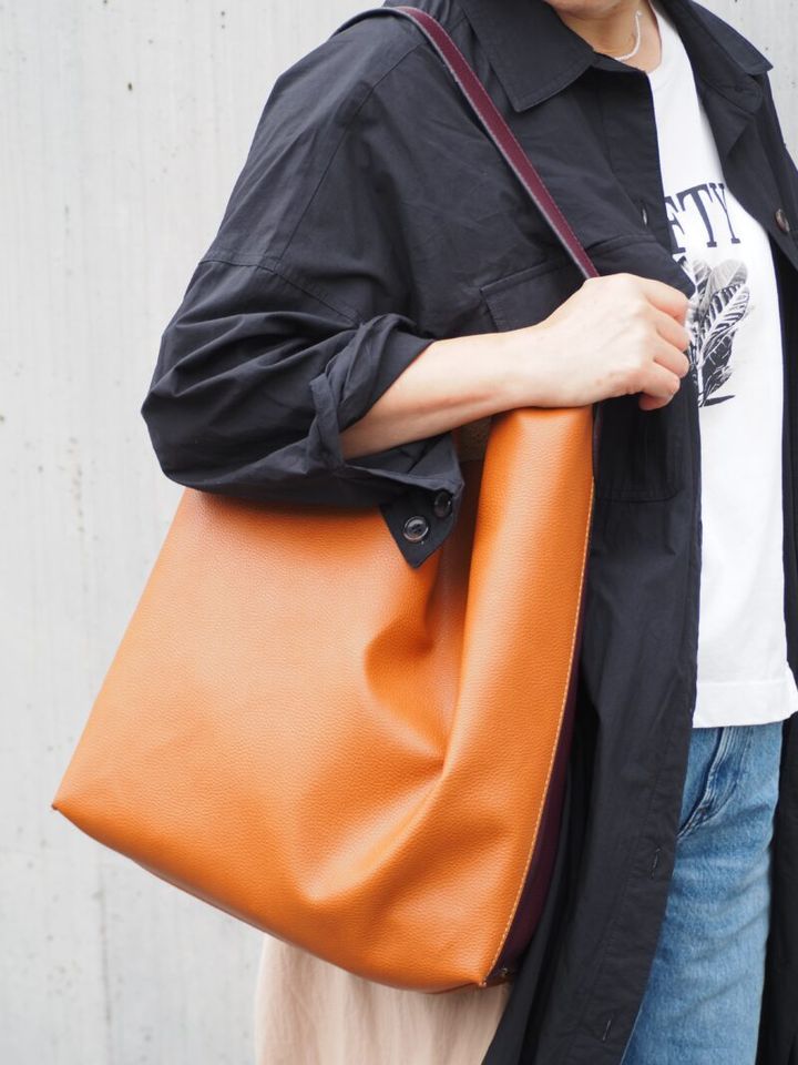 バーニーズニューヨークのレザートートバッグ