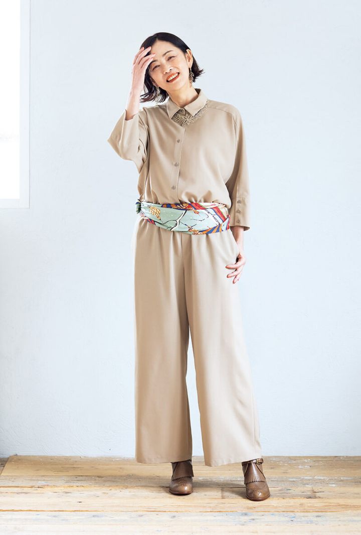 シャツ￥29,700、パンツ￥27,500／ともにモガ、スカーフ￥16,500／マニプリ、ショートブーツ￥47,300／ショセ（プリュス バイ ショセ）、ネックレス￥92,400、ピアス￥42,900／ともにダニエラ・デ・マルキ（アッシュ・ペー・フランス）