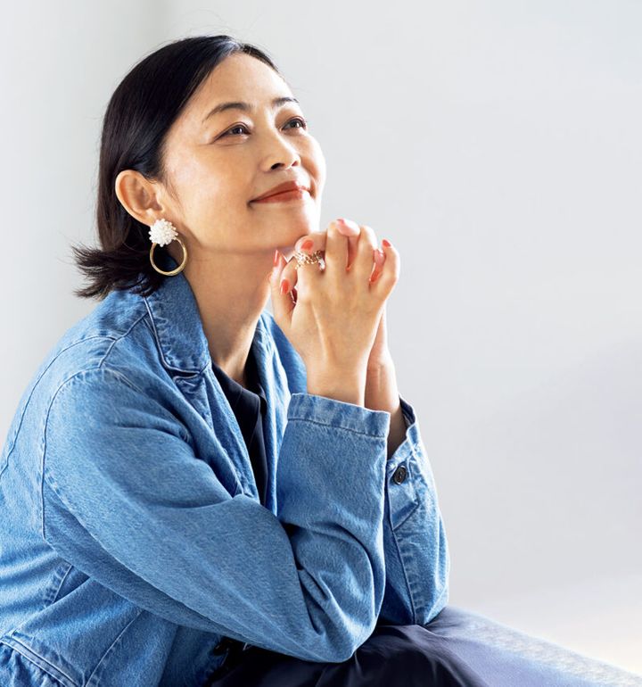 イヤリング￥3,740／マチルダローズ、リング￥31,900／マイシャ（ともにロードス）、ジャケット￥57,200／パドカレ（パドカレ六本木）、インのカットソー￥8,800／ノーク