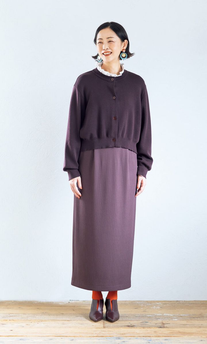 カーディガン￥29,700／ポルテ デ ブトン、ブラウス￥20,900／アデュー トリステス、スカート￥26,400／フィーリック、イヤリング￥10,260／アビステ、パンプス￥79,200／ネブローニ、タイツ／スタイリスト私物