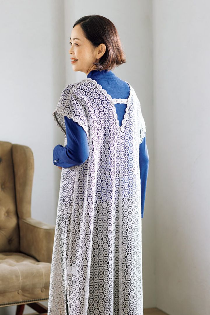 ワンピース￥51,700／ロワズィール、ニット￥28,600／レキップ