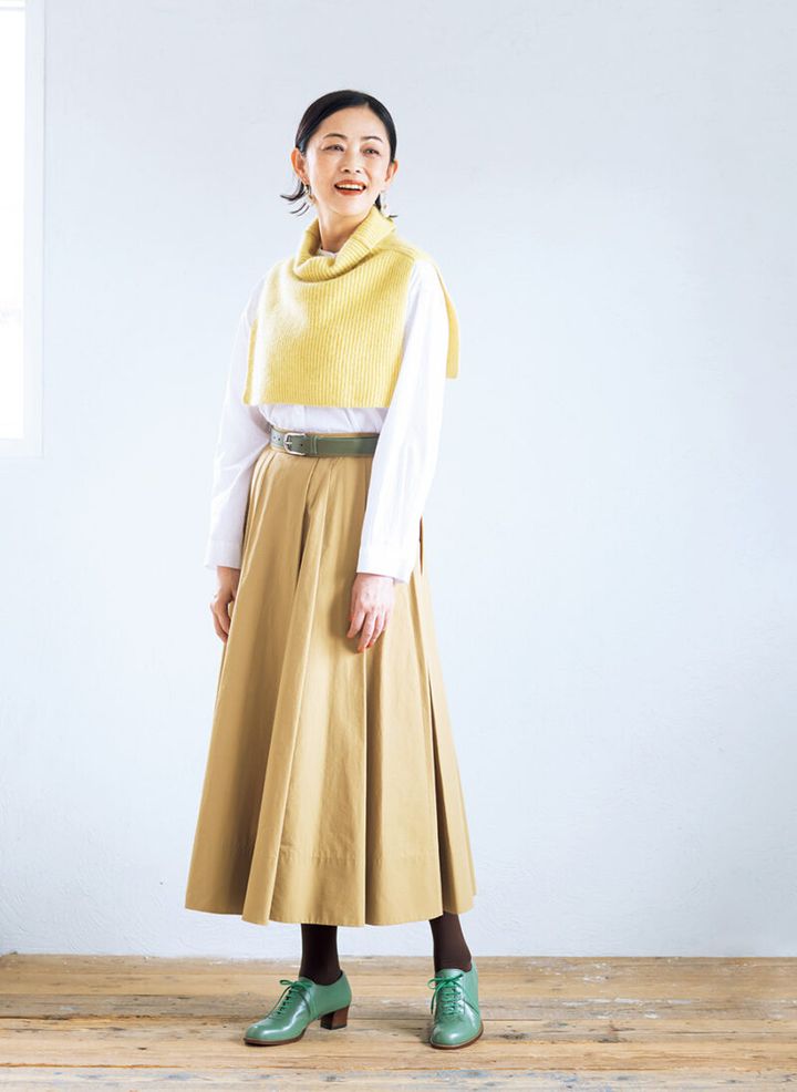 シャツ￥38,500、ベルト￥9,900／ともにタバサ（パパス）、ニットの付け衿￥20,900／ティッカ、スカート￥16,500／ノーク、シューズ￥41,800／ショセ（プリュスバイ ショセ）、イヤリング￥3,600／マミミ（ロードス）、タイツ／スタイリスト私物