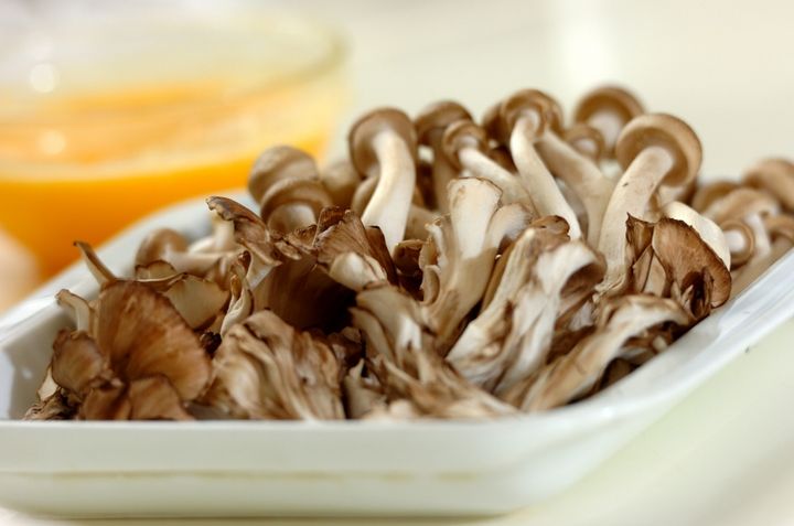 キノコと卵の炒め物の下準備1