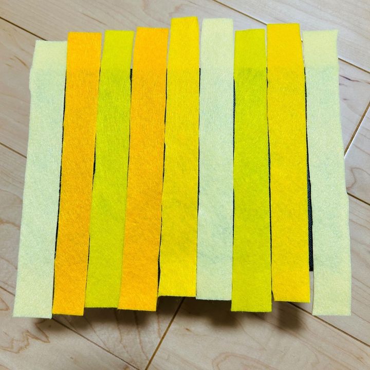 2.フェルトを2cm幅に切ります