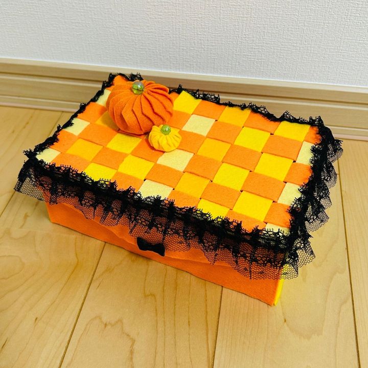 7.かぼちゃを箱の上にボンドで付けて完成です