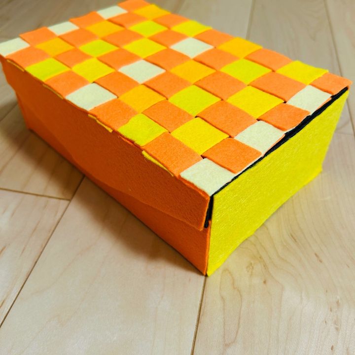 4.箱の他の面にも大きさに合わせてフェルトを貼りつけます