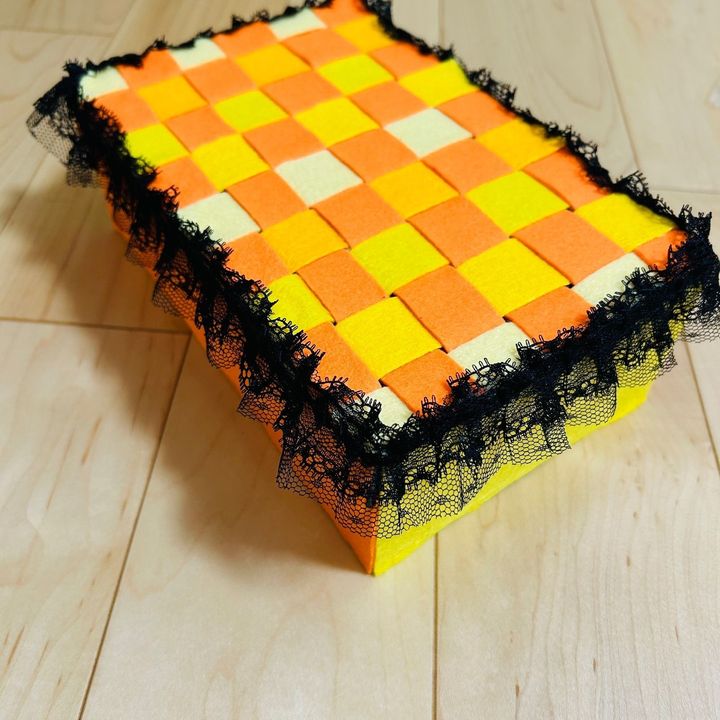 5.黒いレースを蓋の縁に合わせて縫い付けます