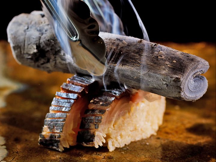 渋谷『うゆう』の「炭炙り鯖棒鮨」