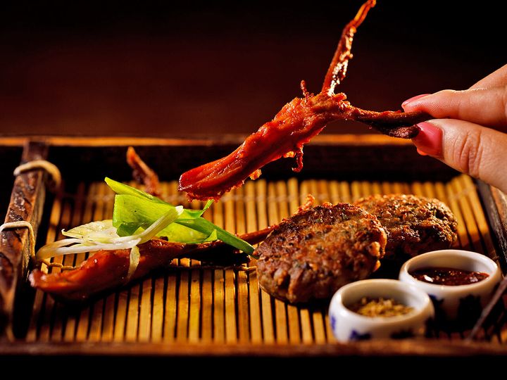 六本木『黒猫夜 六本木店』の「百家風鴨の舌の炒め物」