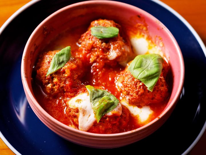 白金台『Pizza da Vinci Tokyo』の「国産豚ひき肉のミートボールとたっぷりモッツァレラのオーブン焼き」