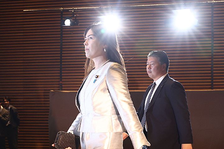 首相官邸に入る、経済安全保障担当相に内定した小野田紀美氏（撮影：2025年10月21日、時事）