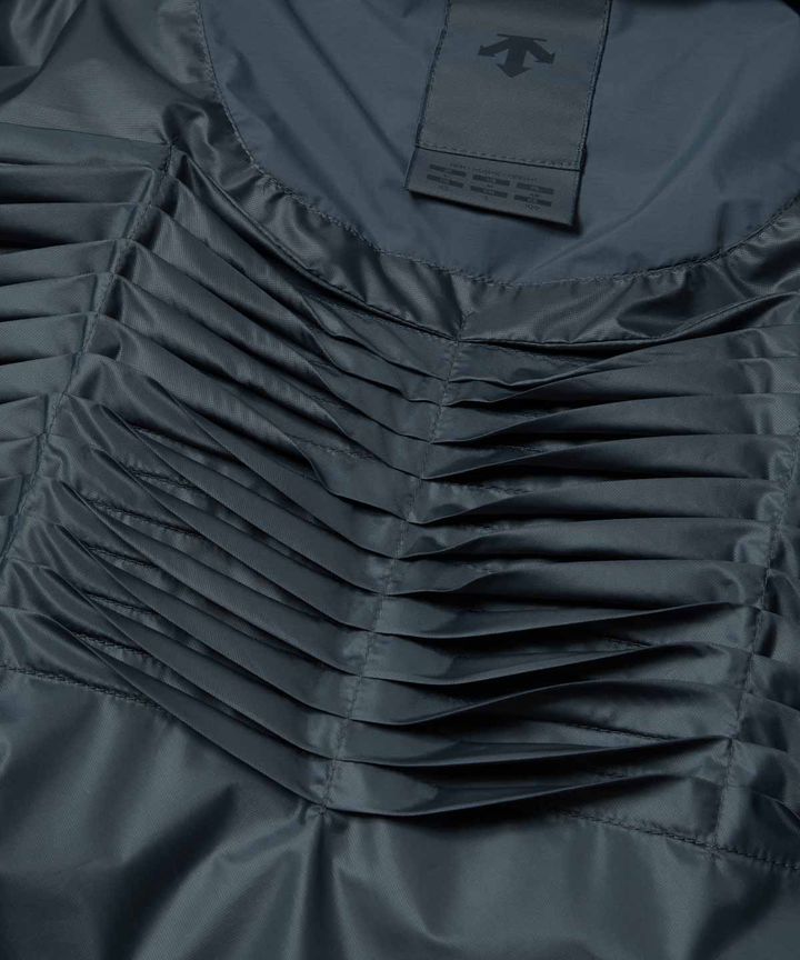 さらに保温性向上を⽬的として、HEAT NAVI(R)裏地にプリーツ加⼯を追加することで、光を熱へと変換し保温性能を発揮する素材の使⽤⾯積を増やし、その効果を促進。