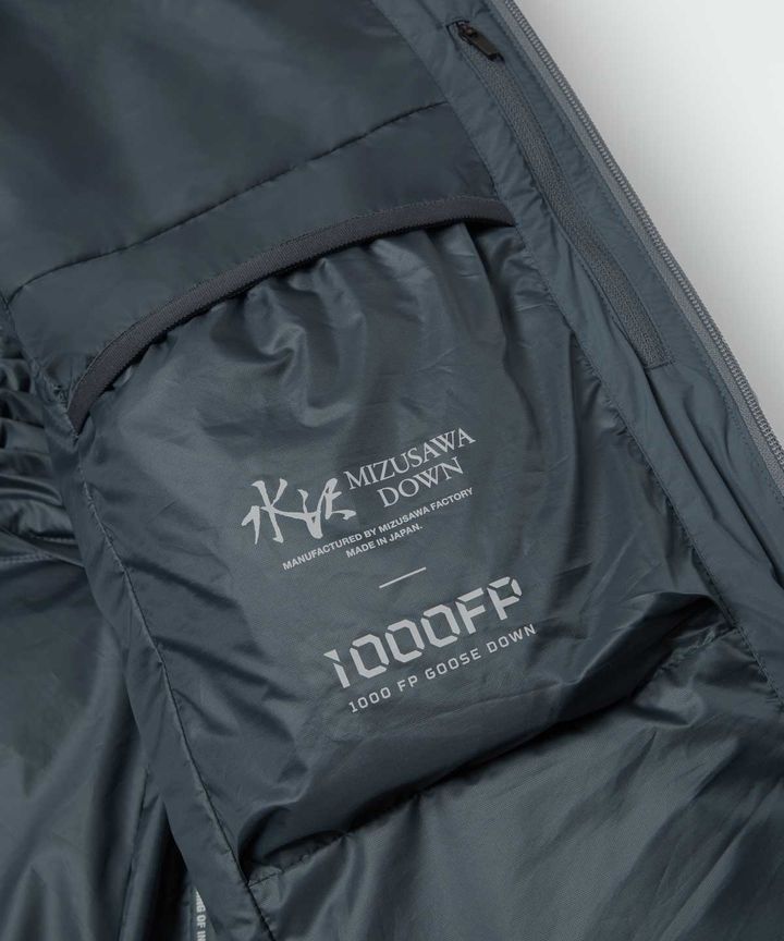 ⽔沢ダウンの⾼い防⽔性と優れた保温性に加えて、GORE-TEXテクノロジーの防⽔性・防⾵性・透湿性を融合させたパフォーマンスモデル「GORE-TEX ENDEVOR」。1000FPという圧倒的なロフト感が魅⼒のダウンを採⽤した2024年の最上位モデル「VERTEX-2」の機能とデザインをアップデートしたハイパフォーマンスモデル「“VERTEX-3” 1000FP」。