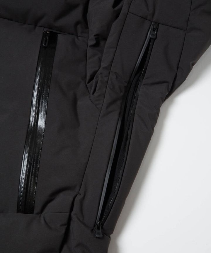 熱接着ノンキルト加⼯とシームテープ加⼯による⾼い防⽔性能に加えて、ゴアのテクノロジーのあらゆる性能は、過酷な環境、条件に対応するための丈夫さ、防⾵性を兼備。フードには、⾬や雪などの悪天候下での着⽤を考慮し、フードに⽔や雪だまりを防ぐパラフードシステムを搭載。