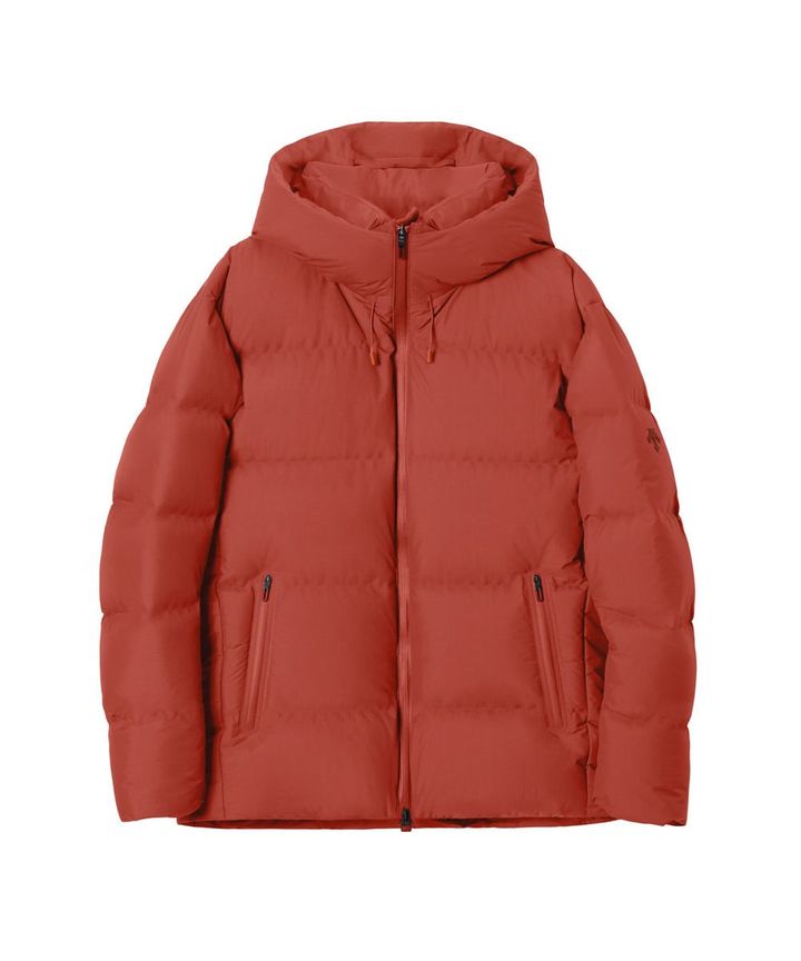 表地には⾮常に軽量ながら耐久はっ⽔性に秀でたDERMIZAX(R) 30d NYLON TAFFETAを採⽤。さらに随⼀の軽量性と嵩⾼性を発揮する1000FPのダウンを充填し、空気をまとうかのような着⼼地とこれまでにない暖かさを実現。従来モデルと⽐較して10％の軽量化を実現しながら保温性も向上している。