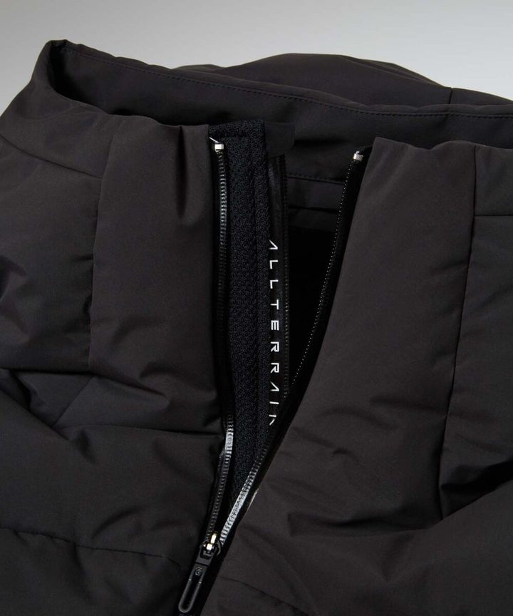 フロントジッパー部分に採⽤されたデュアルジップベンチレーションは、2列のジッパーとその間に配置されたメッシュ⽣地により⾐服内に外気を取り込み、ジャケット内にこもりやすい不快な熱や湿気を逃がすことが可能。そして袖先にはスナップボタンによるアジャスターシステムを備え、フィット感を調整できる。